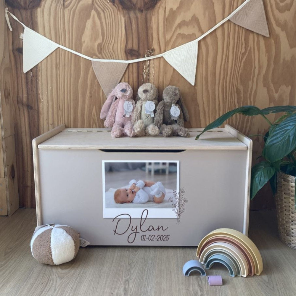 Speelgoedkist met foto en naam - baby cadeau