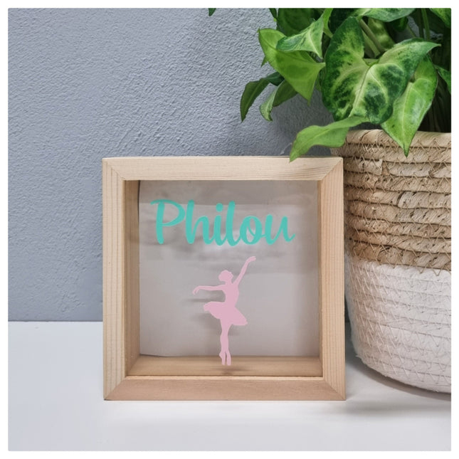 Een spaarpotje met naam en ballerina, een kraamcadeau met naam.