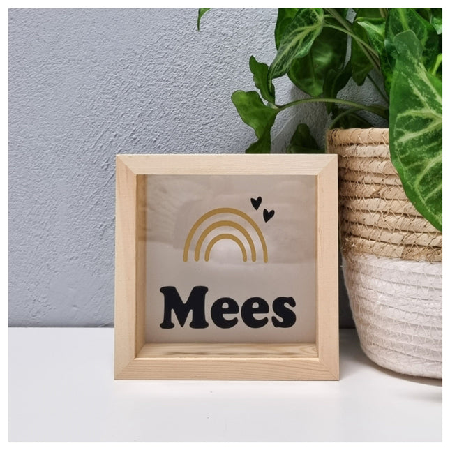 Een spaarpot lijstje met naam en regenboog met hartjes. Een cadeau met naam is altijd een goed idee