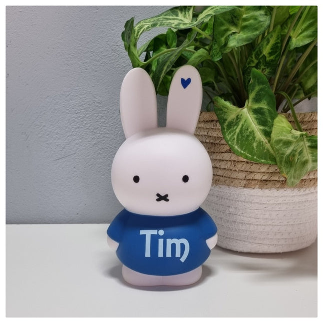 Nijntje spaarpot in wit met blauw. Een spaarpot met naam is een leuk cadeau