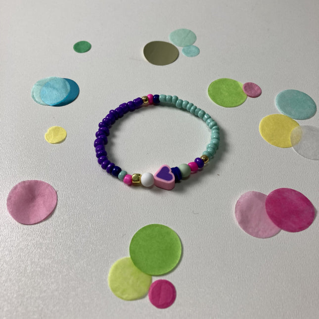 Armbandje blauw, paars en roos