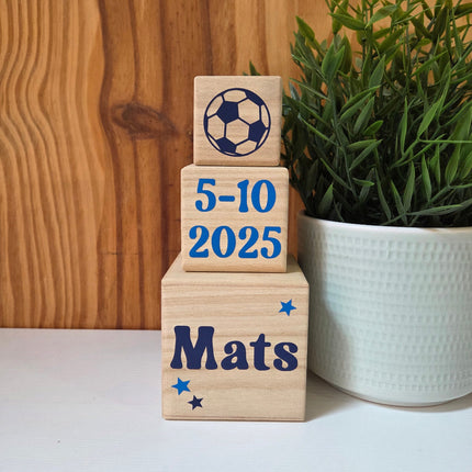 Een leuke houten blokkentoren met naam, geboortedatum en voetbal erop