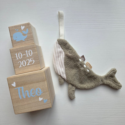 Blokkentoren met naam en datum met bijpassend knuffeldoekje