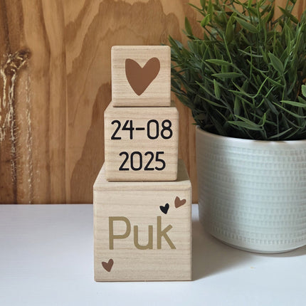 Houten blokkentoren met naam en hartjes