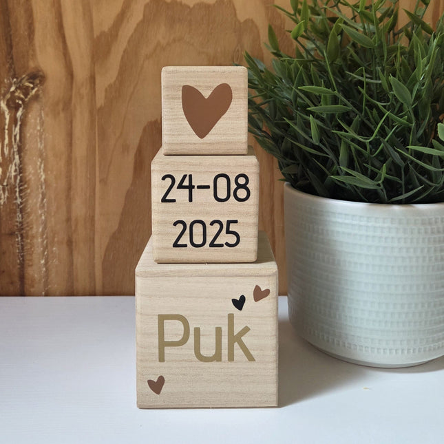 Houten blokkentoren met naam en hartjes