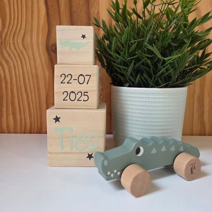 Blokkentoren met naam en datum en leuke bijpassende krokodil van Jollein