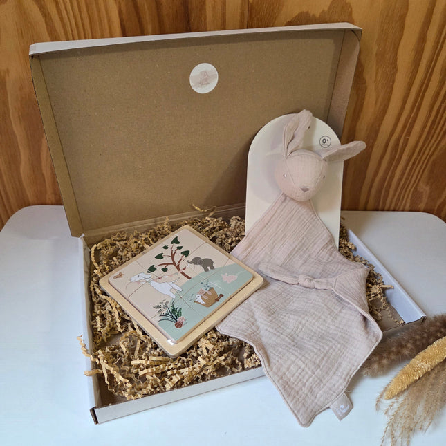 Brievenbus cadeautje voor een baby met knuffeldoekje en puzzel in nougat