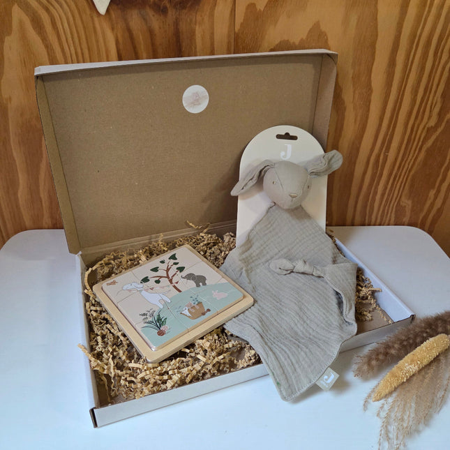 Brievenbus cadeautje voor een baby met knuffeldoekje en puzzel in salie groen