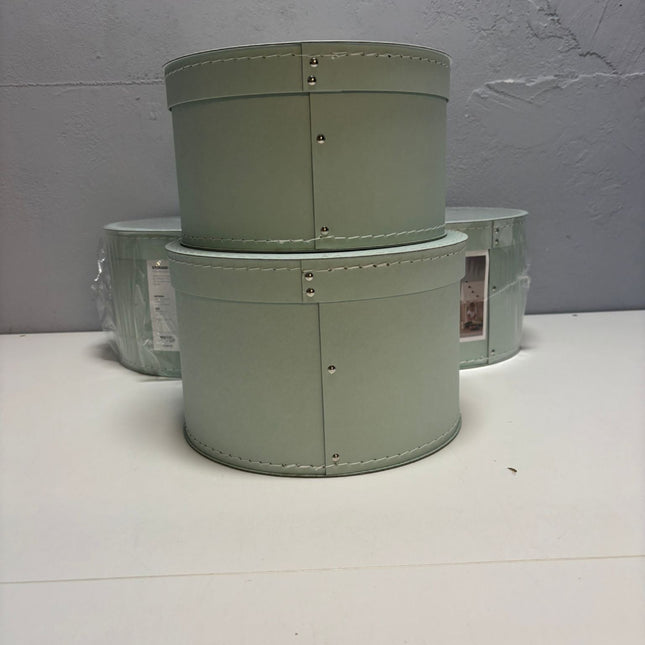 Collectie opbergboxen die bij ons eruit gaan