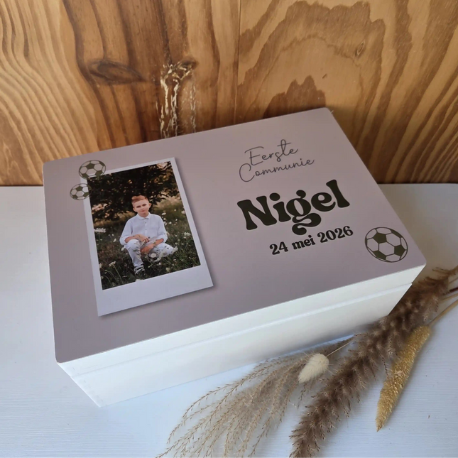 Communie cadeau; een herinneringskist met foto van het communicantje in stoer voetbal design