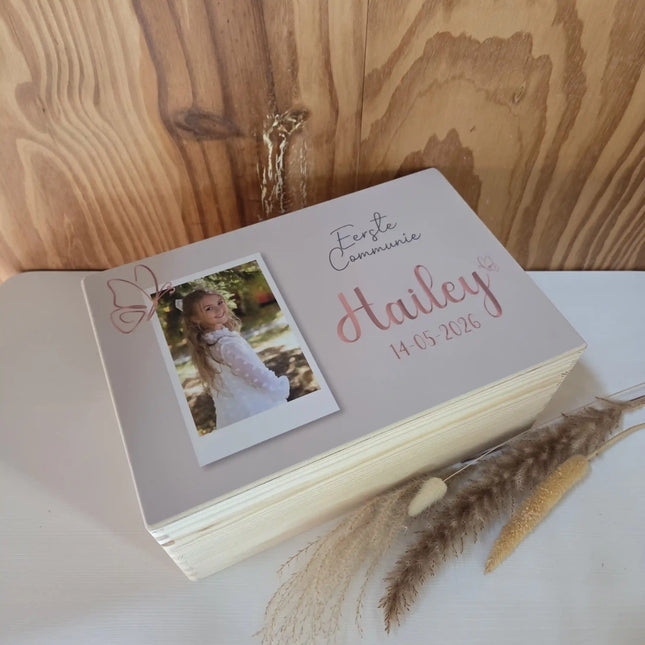 Communie cadeau; een herinneringskist met foto van het communicantje in lief vlinder design