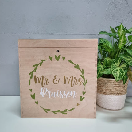 Een enveloppenkist met slotje en schattig sleuteltje met namen erop