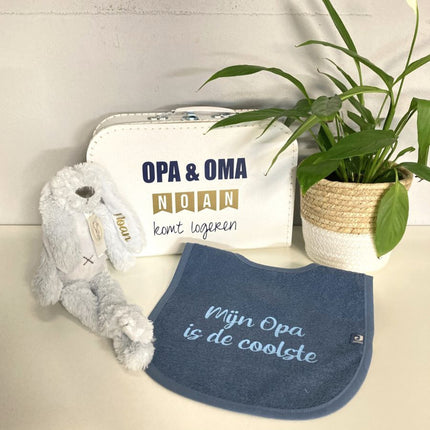 Een witte geboorte pakket voor opa en oma met kinderskoffer en knuffel