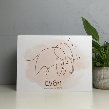 Wit houten herinneringskist in stijl van het geboortekaartje. Op deze kist staat een olifant in lijntekening met daaronder de naam en geboortedatum