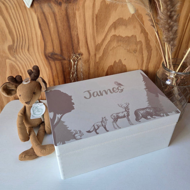 Een mooie herinneringskist met bosdiertjes en de naam erop