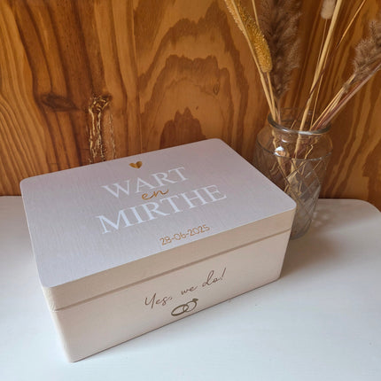 Houten herinneringskist voor een bruiloft in Linnen look