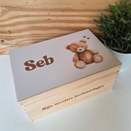 Naturel houten herinneringskist met naam en schattig beertje erop.