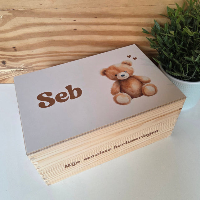 Naturel houten herinneringskist met naam en schattig beertje erop.