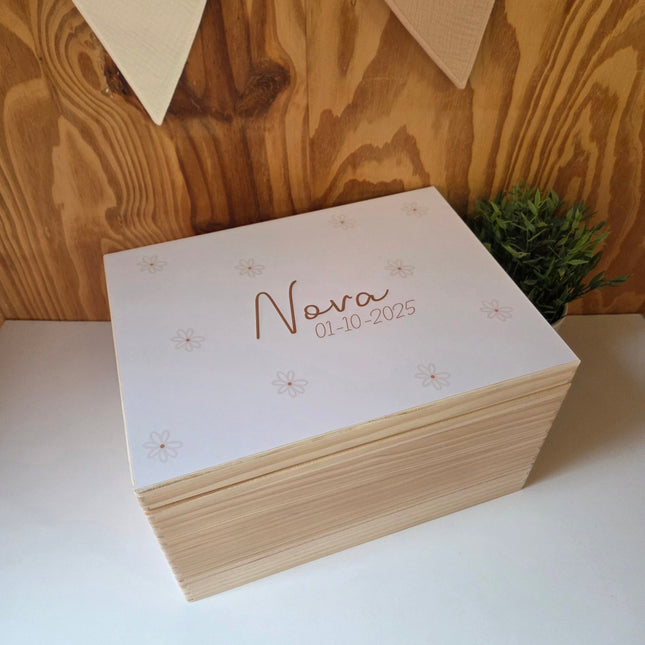 Grote naturel houten herinneringskist met naam en bloemetjes in natuurtinten