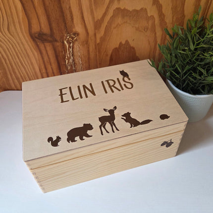 Naturel houten herinneringskist met naam en bosdiertjes erop