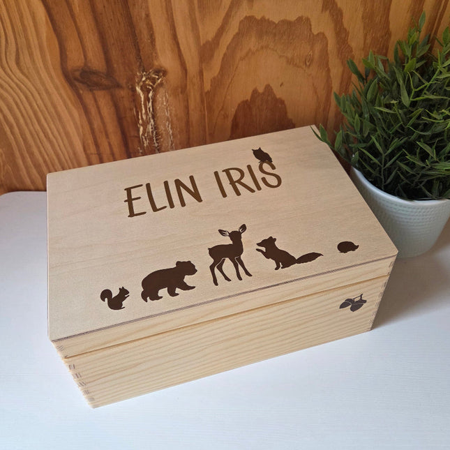 Naturel houten herinneringskist met naam en bosdiertjes erop