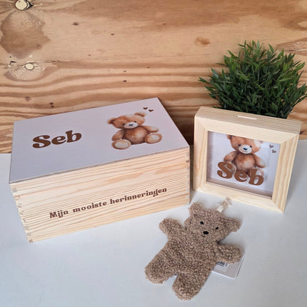 Leuke kraamcadeau set met beertje bestaande uit een herinneringskist, spaarpot en knuffeldoekje