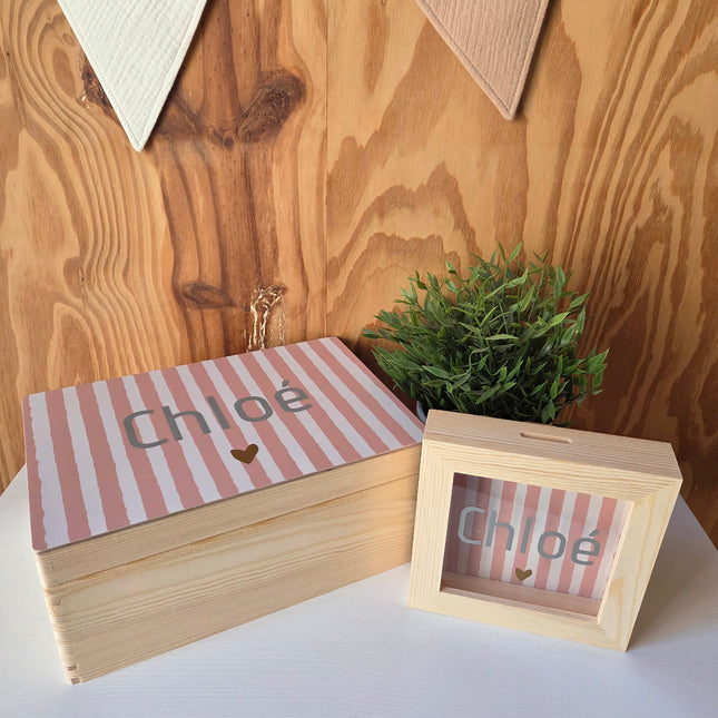 Houten herinneringskist en spaarpot met naam in modern strepen design