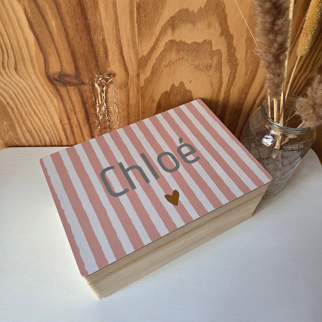 Houten herinneringskist met naam in modern strepen design