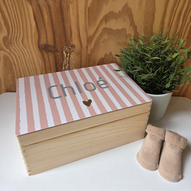 Herinneringskist met naam in modern streepjes design met bijpassende sokjes