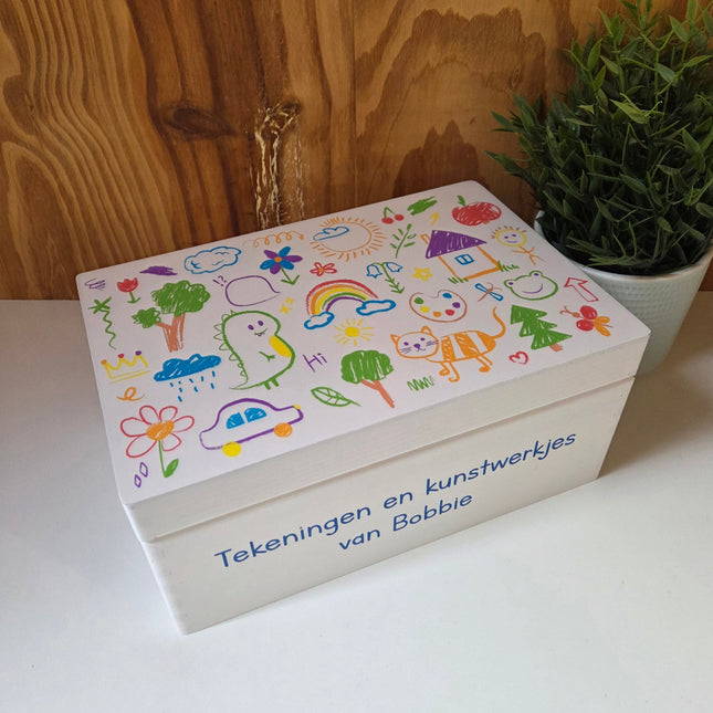 Een wit houten herinneringskist om tekeningen en kunstwerkjes in te bewaren