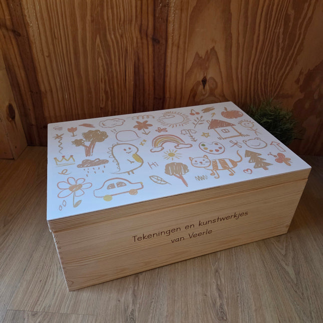 Een XXL houten herinneringskist om tekeningen en kunstwerkjes in te bewaren