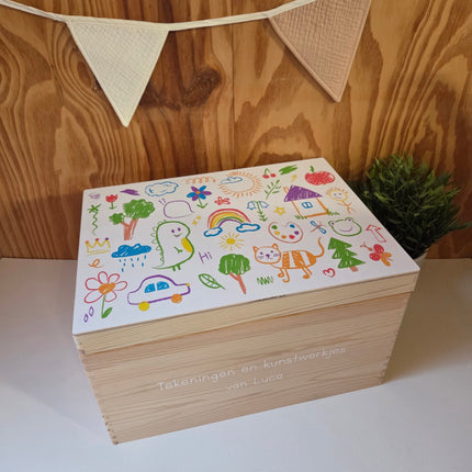 Een houten herinneringskist om tekeningen en kunstwerkjes in te bewaren
