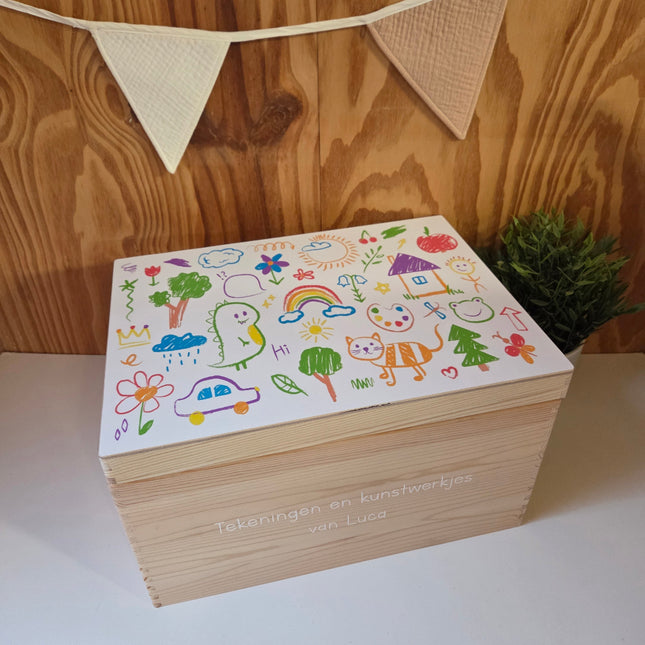 Een houten herinneringskist om tekeningen en kunstwerkjes in te bewaren