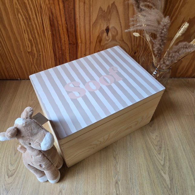 Houten herinneringskist met naam in stripes design in beige