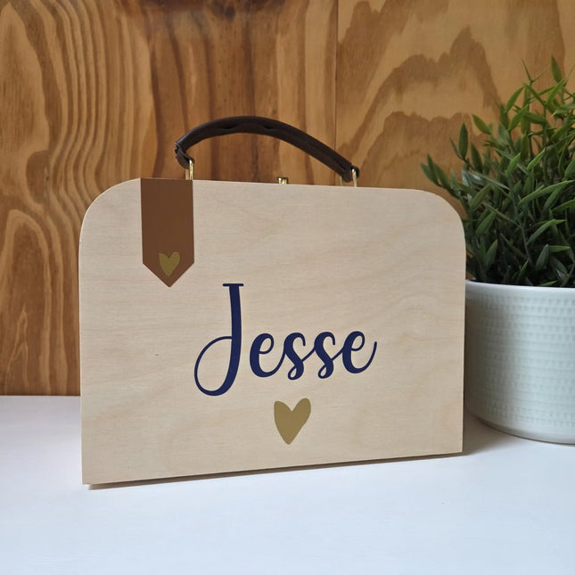 Houten koffertje met naam, label en hartje in Blauw  