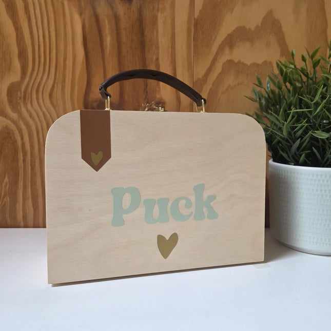 Houten koffertje met naam, label en hartje in groen