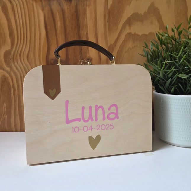 Houten koffertje met naam, label en hartje in roze