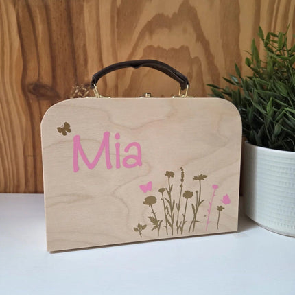Houten koffertje met naam en wilde bloemen