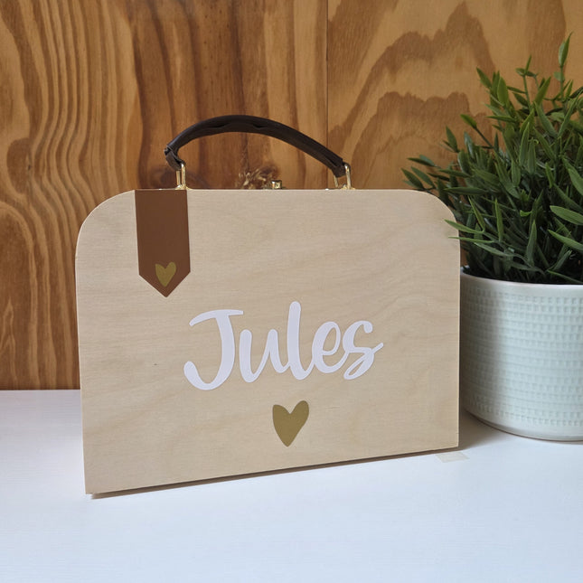Houten koffertje met naam, label en hartje in natuur tinten 