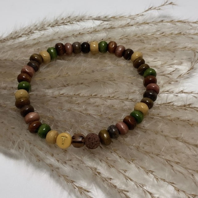 Houten kralen armband met letter erop