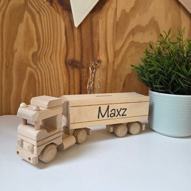 Houten vrachtwagen spaarpot met naam, een gepersonaliseerd cadeau