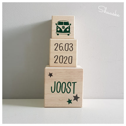 Houten stapelbolkken met donkergroen busje en naam voorop