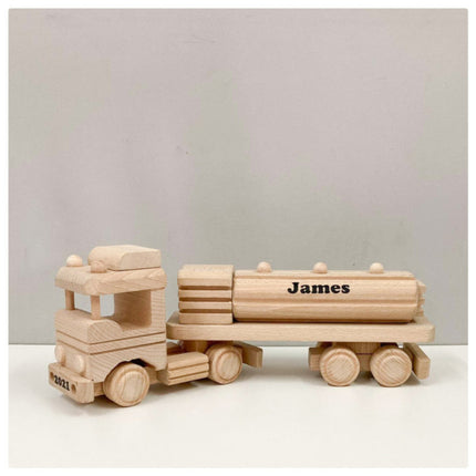 Houten tankwagen met datum op de  voorkant en naam op de zijkant