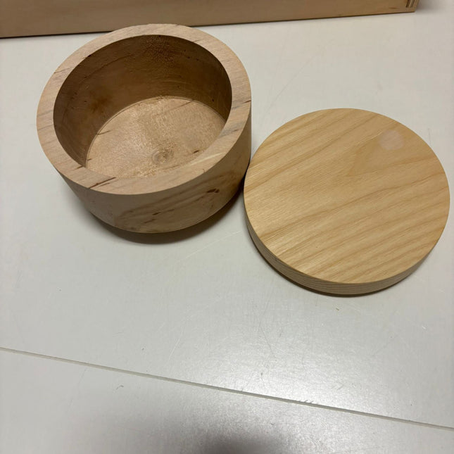 Collectie houten producten die bij ons uitgaan