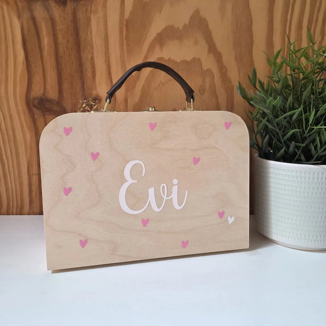 Houten koffertje met naam en all over hartjes