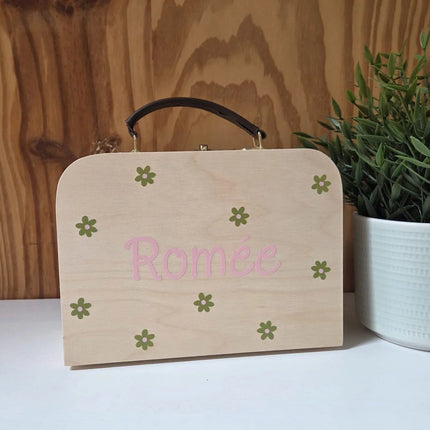 Houten koffertje met naam en daisy flowers