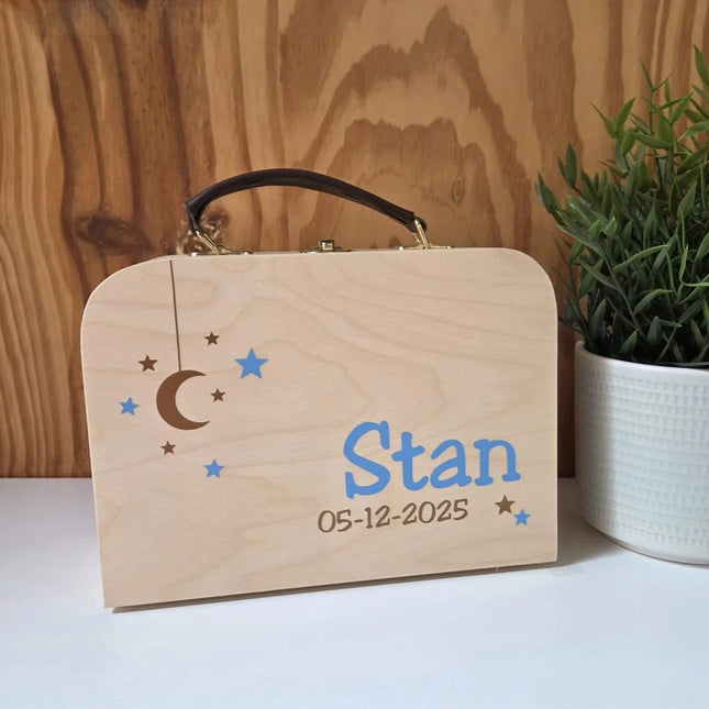 Houten koffertje met naam, maan en sterretjes blauw