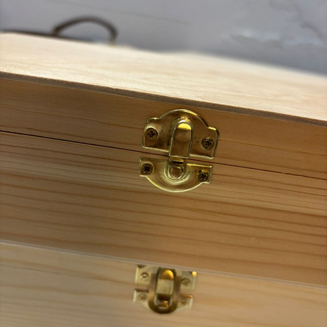 Collectie houten producten die bi jons uitgaan