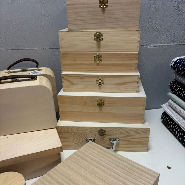 Collectie houten producten die bi jons uitgaan