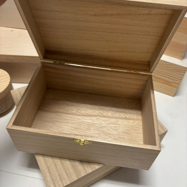 Collectie houten producten die bi jons uitgaan